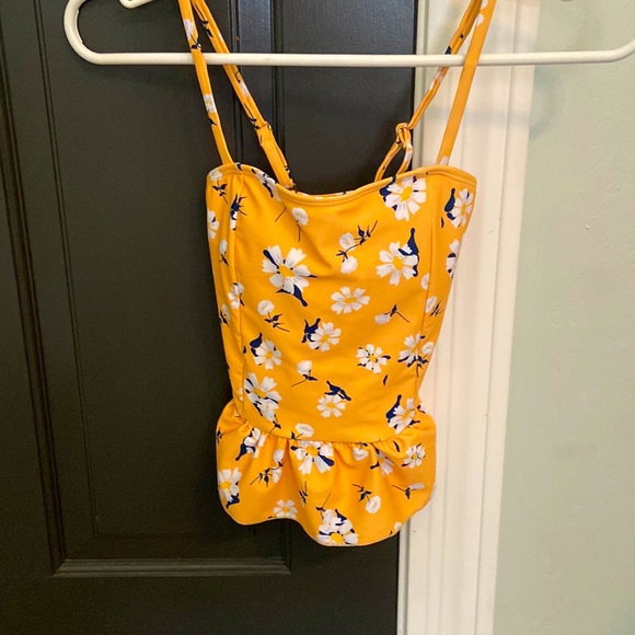 Cute swimsuit top perfect for summer! - Picture 2 of 3